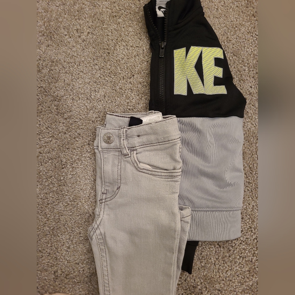 Nike track top size 2T
